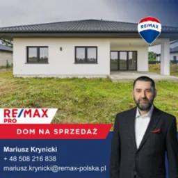 Nowoczesny, parterowy dom z ogłoszeniem 'Dom na Sprzedaż' i wizerunkiem agenta nieruchomości w garniturze. Logo RE/MAX w rogu. Biała elewacja i szara dachówka.