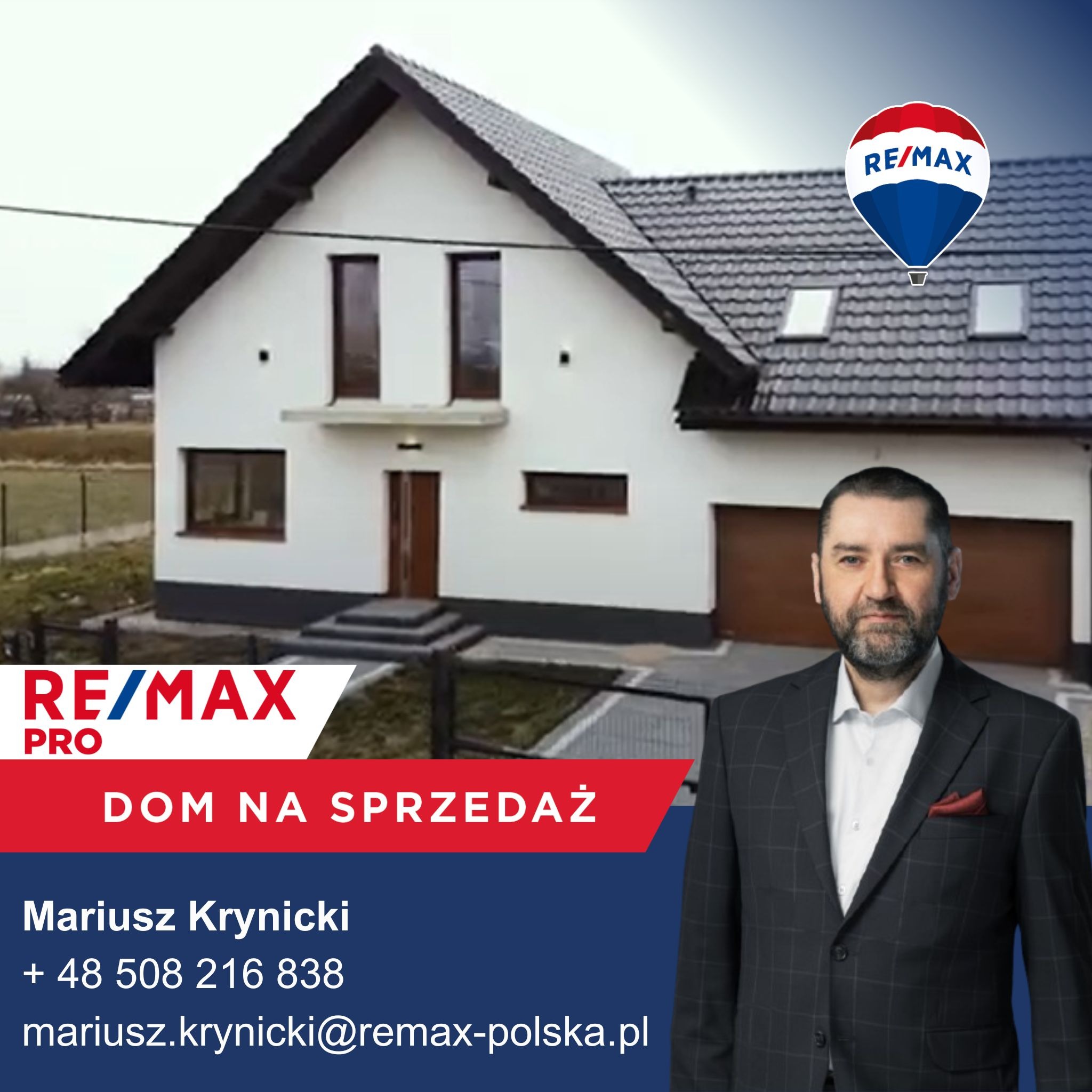Dom jednorodzinny z garażem, prezentowany przez agenta nieruchomości RE/MAX. Oferta sprzedaży domu. Agent w garniturze, logo firmy w rogu.