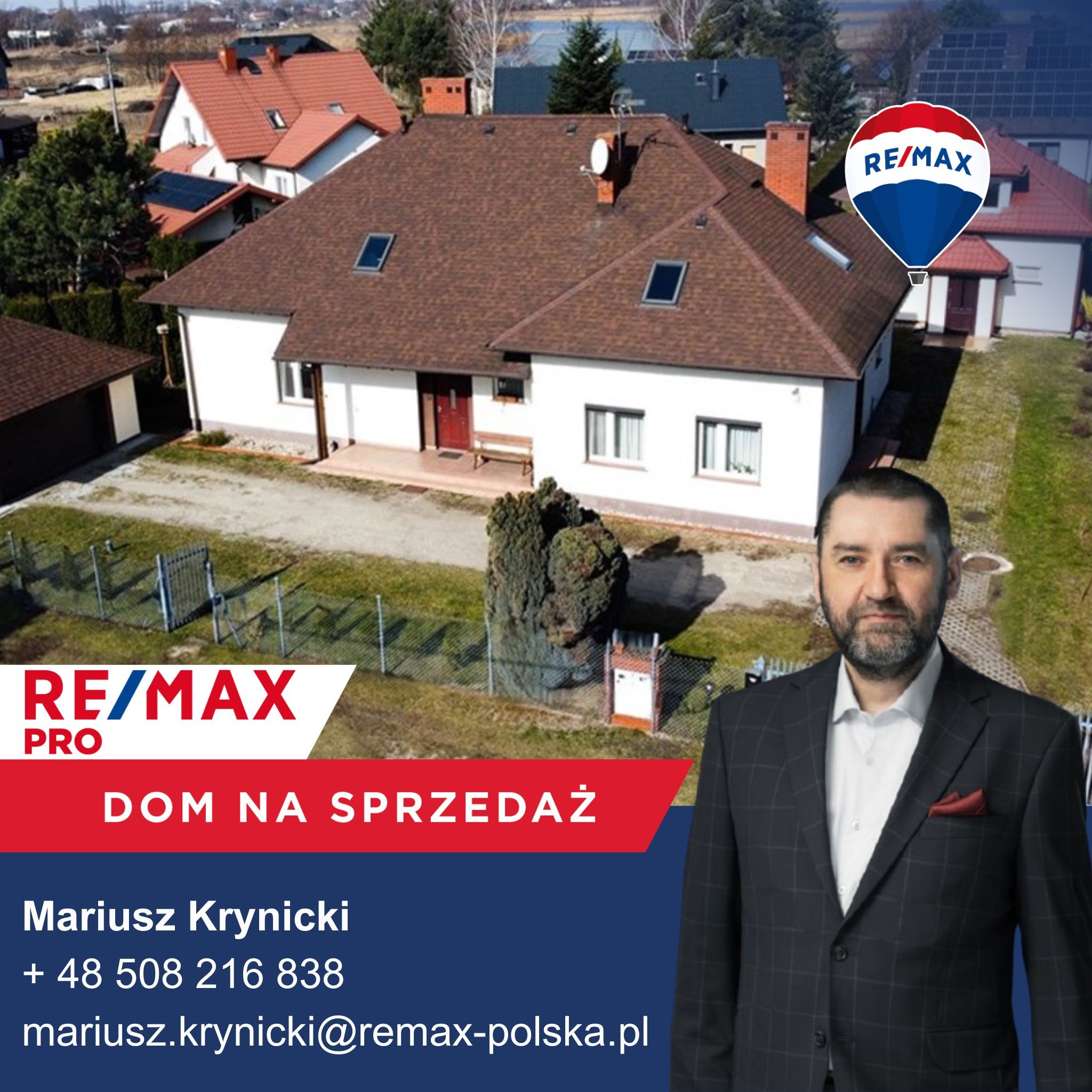 Dom z brązowym dachem, logo Re/Max i zdjęcie agenta Mariusza Krynickiego. Oferta sprzedaży nieruchomości z danymi kontaktowymi.
