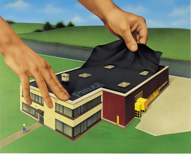 Ilustracja przedstawia model budynku z płaskim dachem, na który dwie dłonie nakładają czarną membranę z napisem 'PRELASTI', widoczne lukarny, w tle zielony krajobraz.