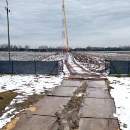 Droga dojazdowa do masztu telekomunikacyjnego w miejscowości Rokitno.