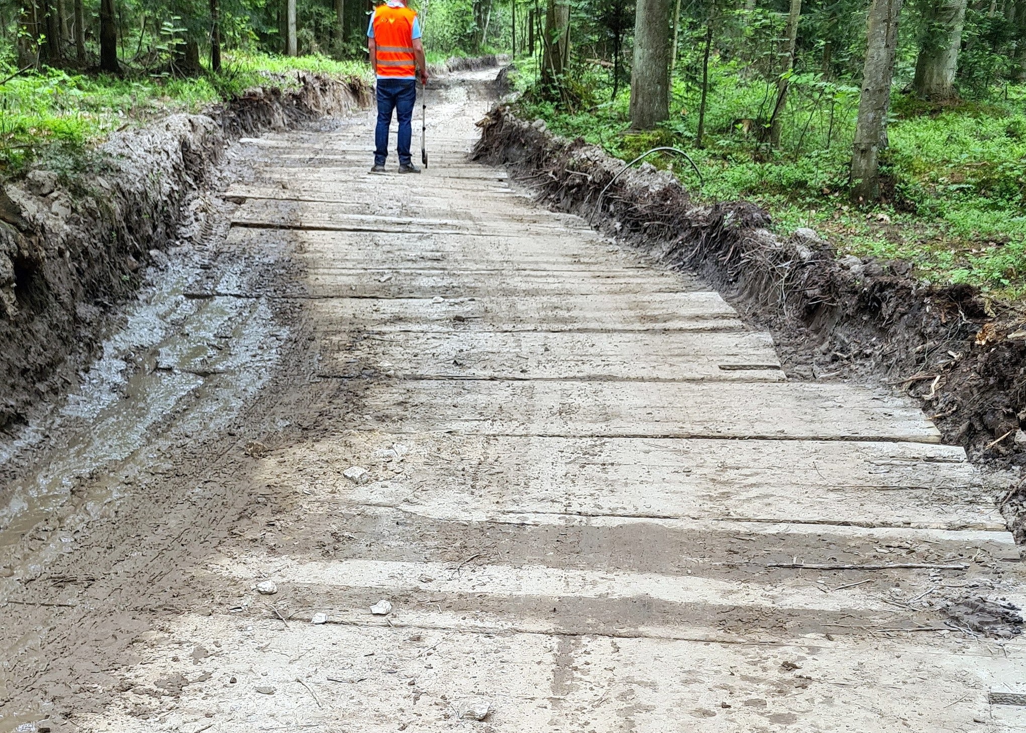 Tymczasowa droga dojazdowa z płyt drewnianych w miejscowości Donaborów.