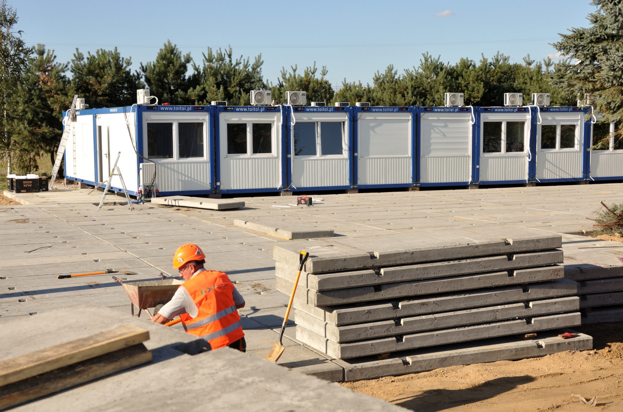 Utwardzenie placu za pomocą płyt betonowych pod część biurową CPK