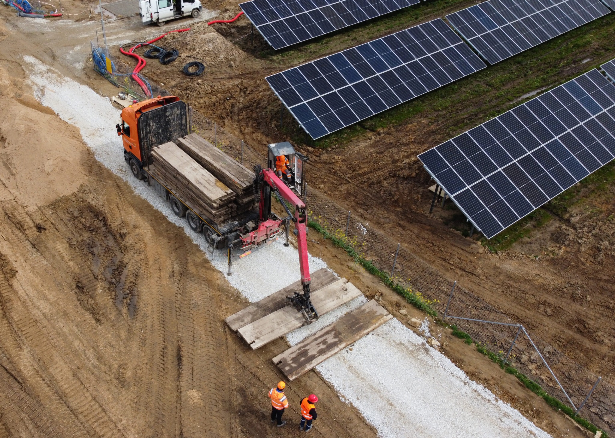 Droga dojazdowa umożliwiająca montaż trafostacji na famie fotowoltaicznej