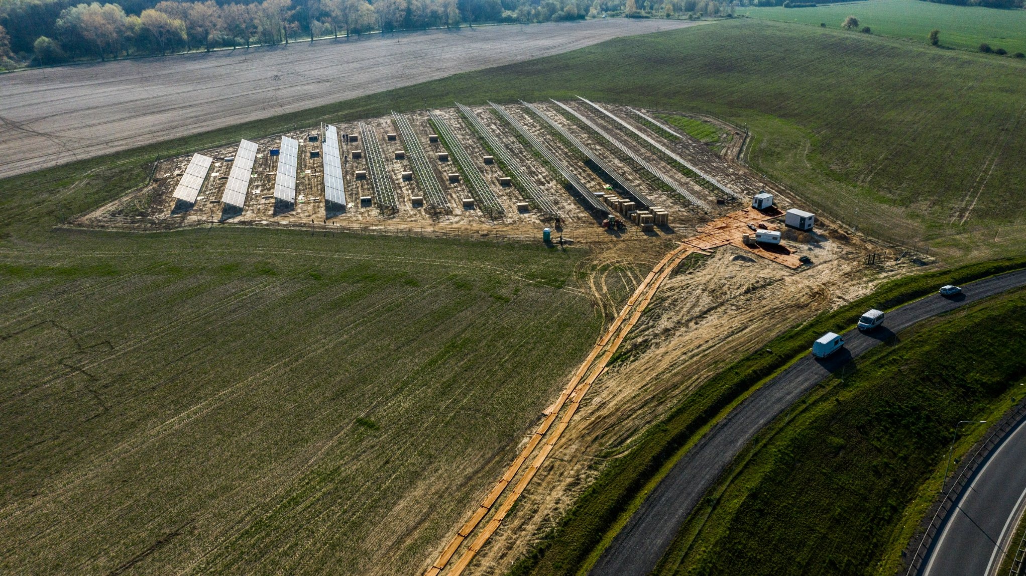 Droga dojazdowa do farmy fotowoltaicznej w miejscowości Trepcza