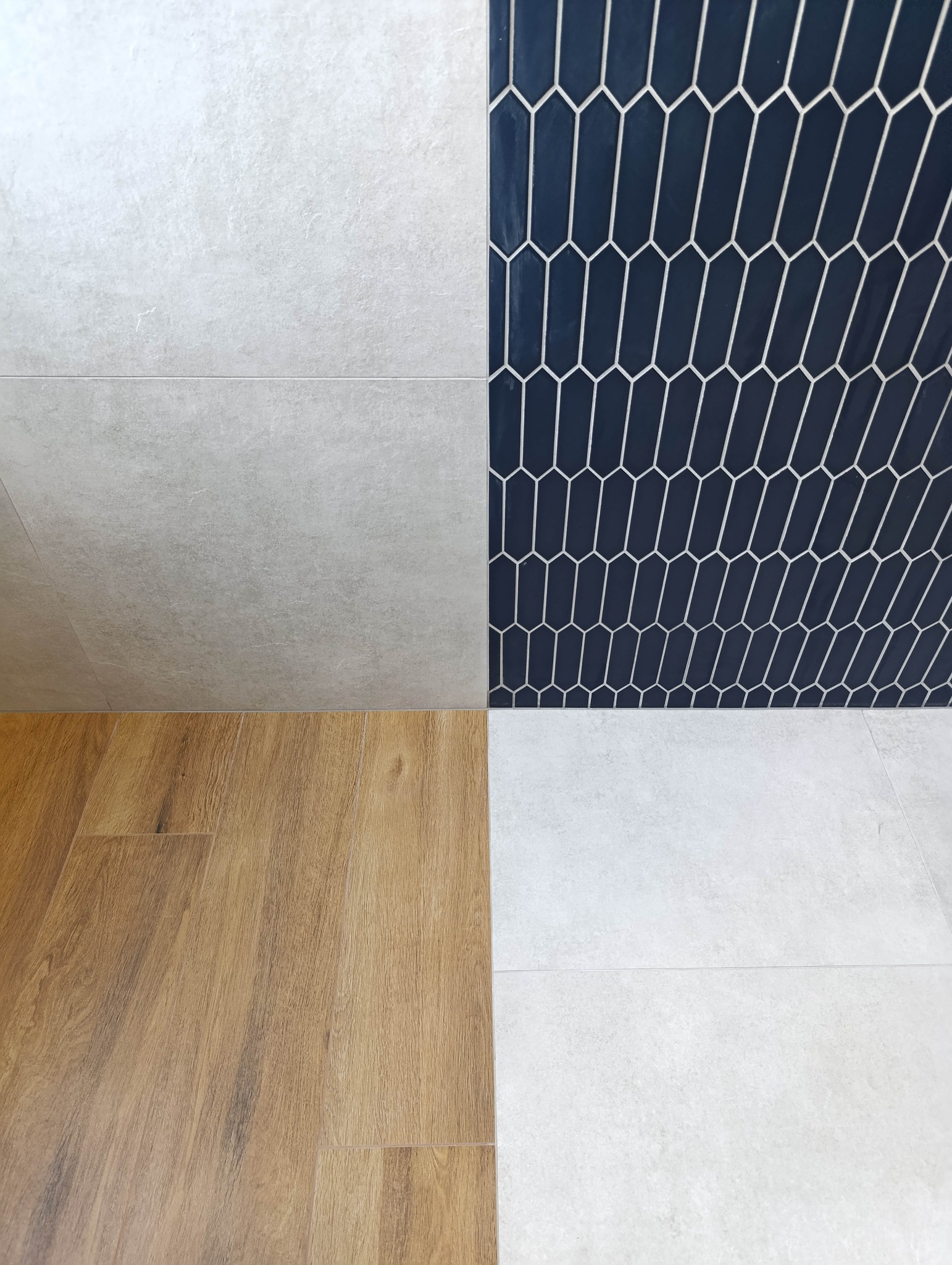 Aranżacja podłogi i ściany z płytek: drewnopodobne, szare i czarne heksagonalne z białą fugą. Nowoczesny design wnętrza z bliska.