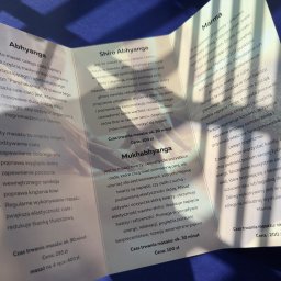 TM DRUK IWONA CIANCIARA - Ulotka składana prezentująca ofertę masaży Abhyanga, Shiro Abhyanga, Mukhabhyanga i Marma w Warszawie, z podanymi czasami trwania i cenami.