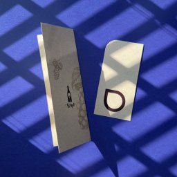 Ulotka składana na pół oraz zakładka na papierze EKO w kolorze brązowym.