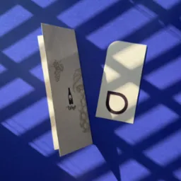 Ulotka składana na p&oacute;ł oraz zakładka na papierze EKO w kolorze brązowym.