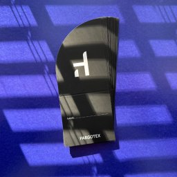 Zakładka bigowana. Dzięki specjalnej maszynie, papier nie kruszy się w miejscu zgięcia. 