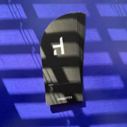 Zakładka bigowana. Dzięki specjalnej maszynie, papier nie kruszy się w miejscu zgięcia.