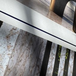 Ulotka na papierze Olin. Materiał charakteryzuje się cieplejszym tonem i matowym wykończeniem, nadając produktowi luksusowy efekt. 