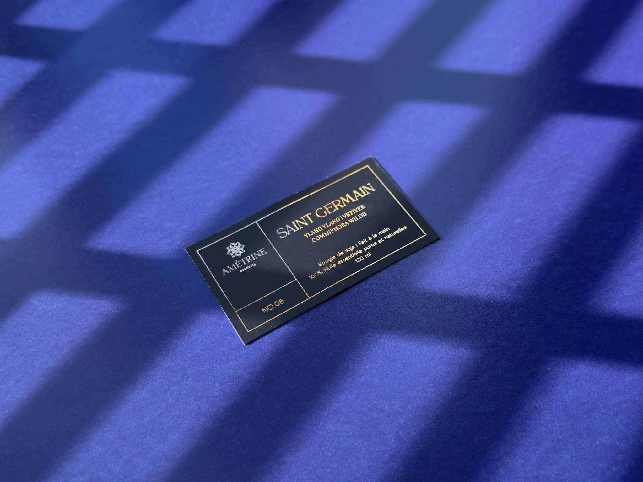 Wizytówka ze złoceniem i matowym wykończeniem.