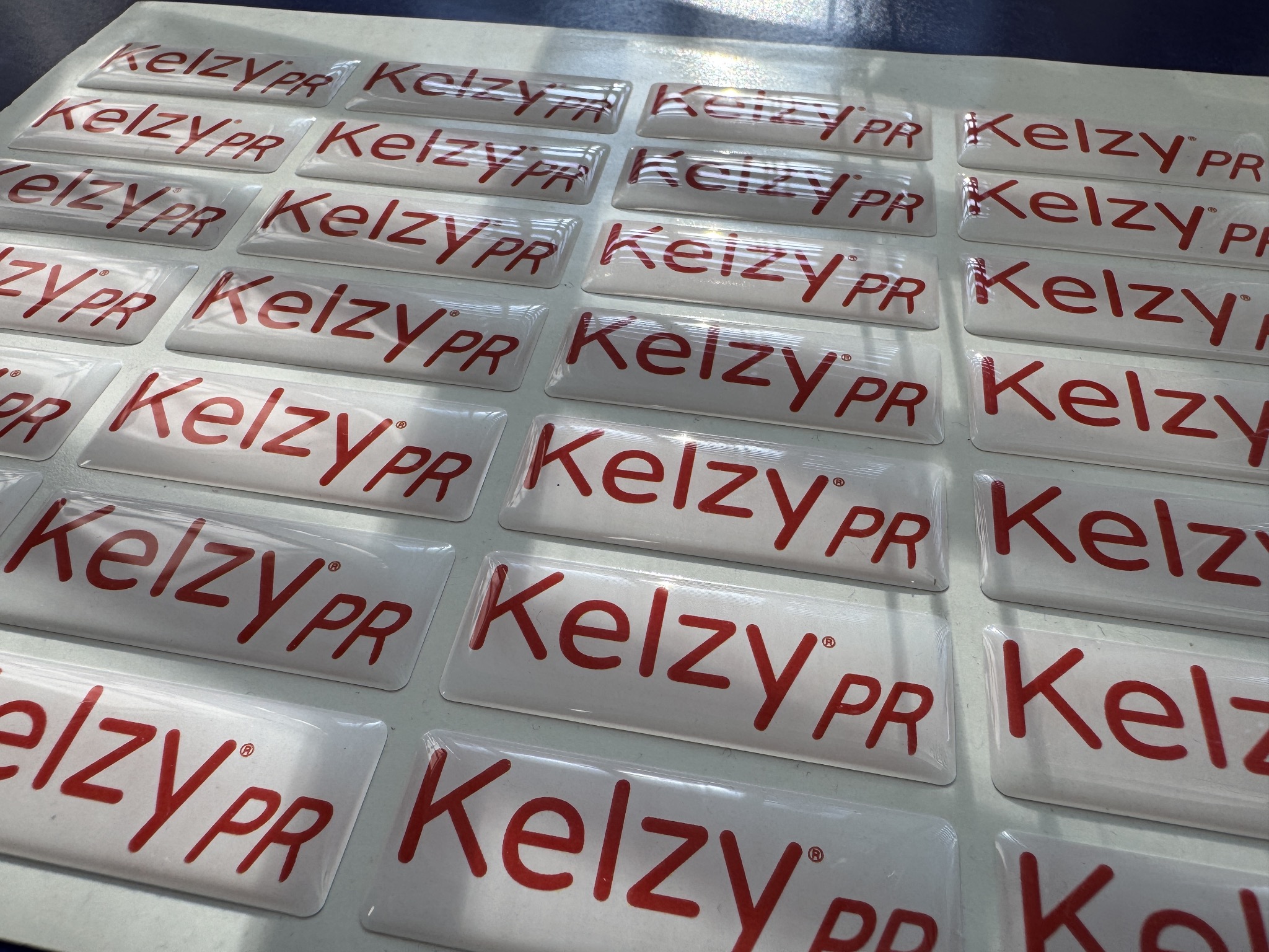 Naklejki wypukłe cięte na wymiar.