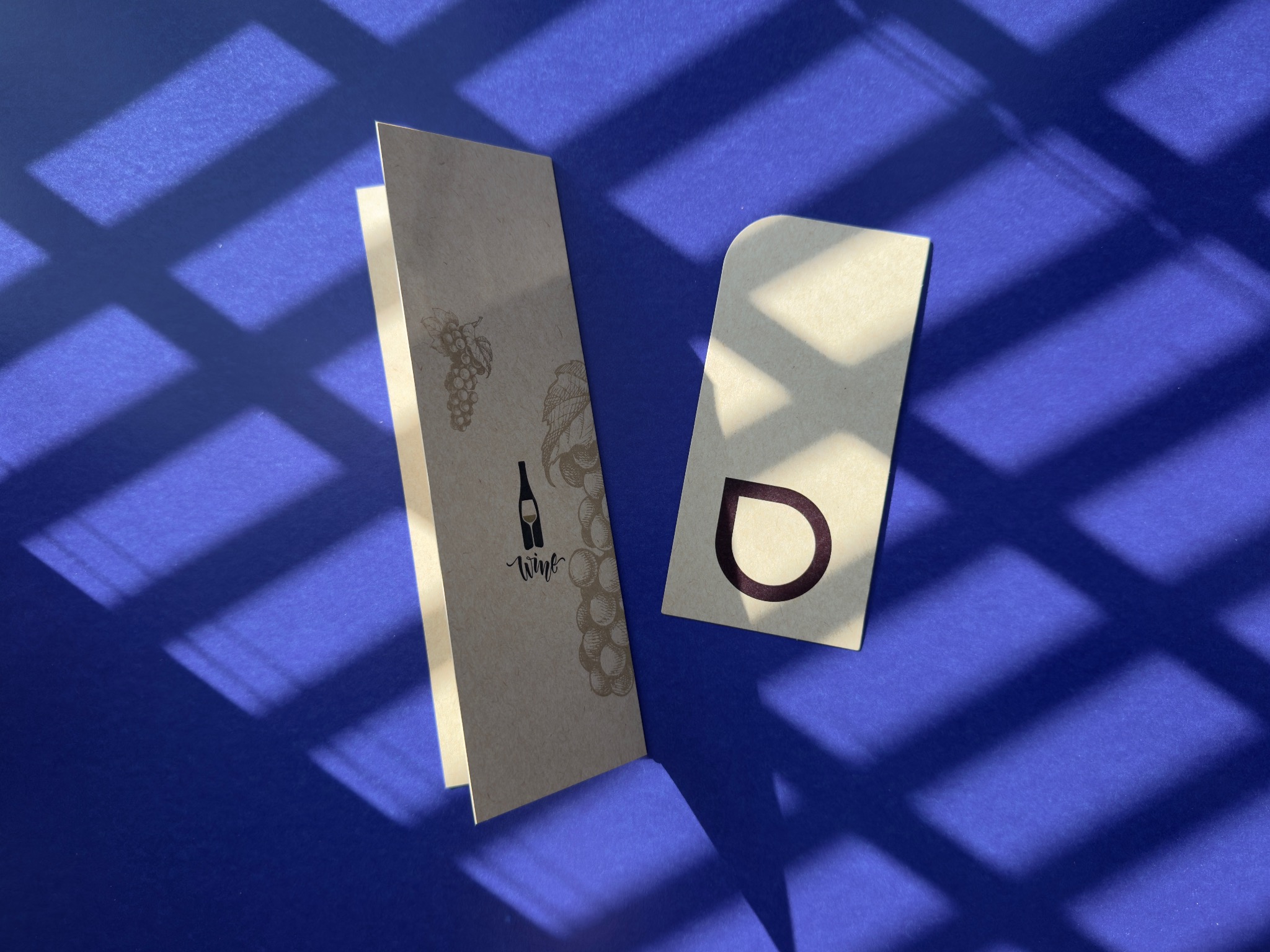 Ulotka składana na pół oraz zakładka na papierze EKO w kolorze brązowym.