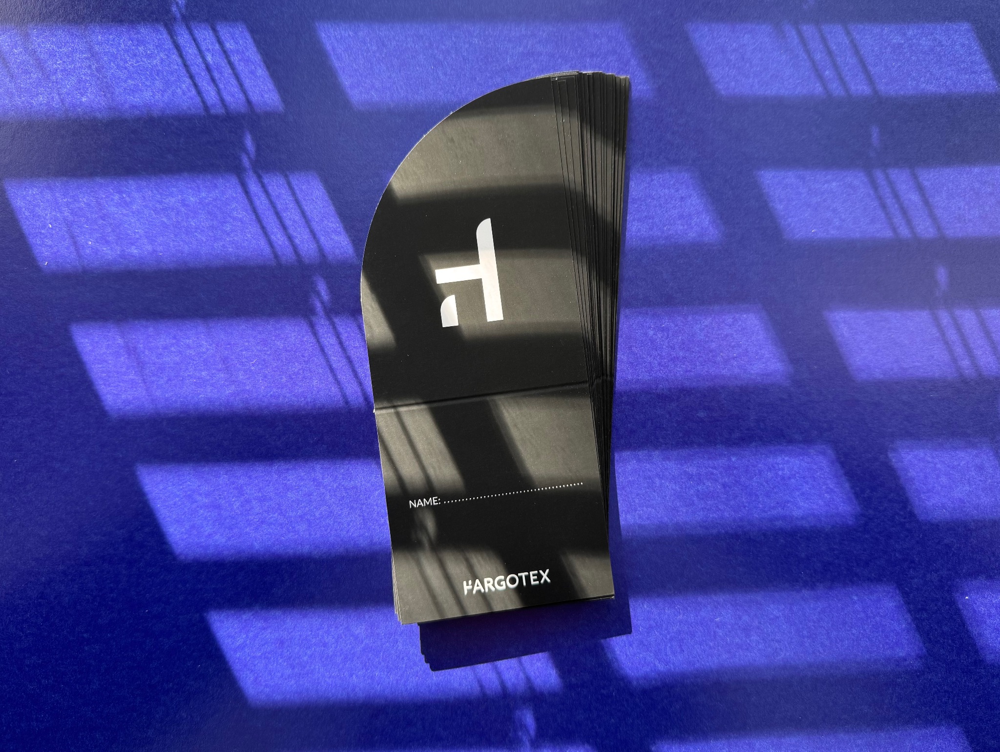 Zakładka bigowana. Dzięki specjalnej maszynie, papier nie kruszy się w miejscu zgięcia.