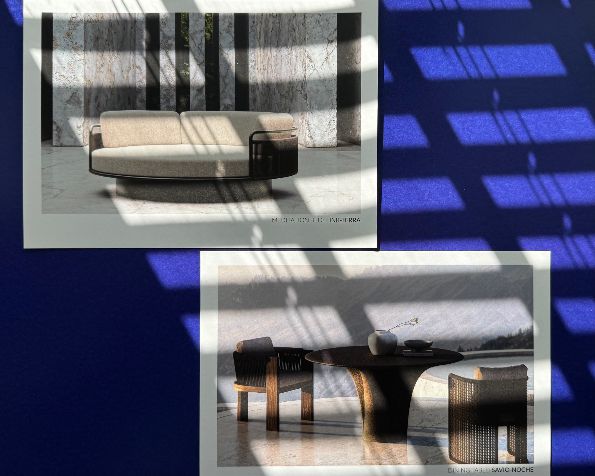 Dwie fotografie na papierze: u góry beżowa sofa w minimalistycznym wnętrzu, na dole stół z krzesłami na tle górskiego krajobrazu, całość w cieniu żaluzji.