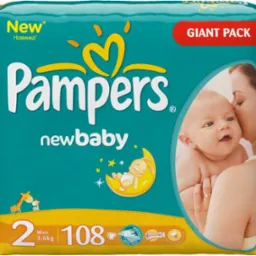 Opakowanie pieluszek Pampers New Baby Giant Pack, dostępne w Tomaszowie Lubelskim, z ilustracją śpiącego króliczka na księżycu i uśmiechniętego niemowlęcia w ramionach matki.