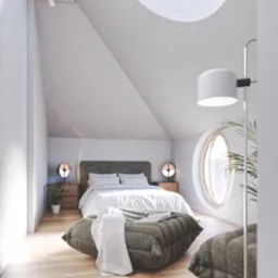 Jasne poddasze sypialni z okrągłym oknem i okrągłym świetlikiem, drewnianą podłogą, pufami w stylu retro i minimalistycznym oświetleniem.