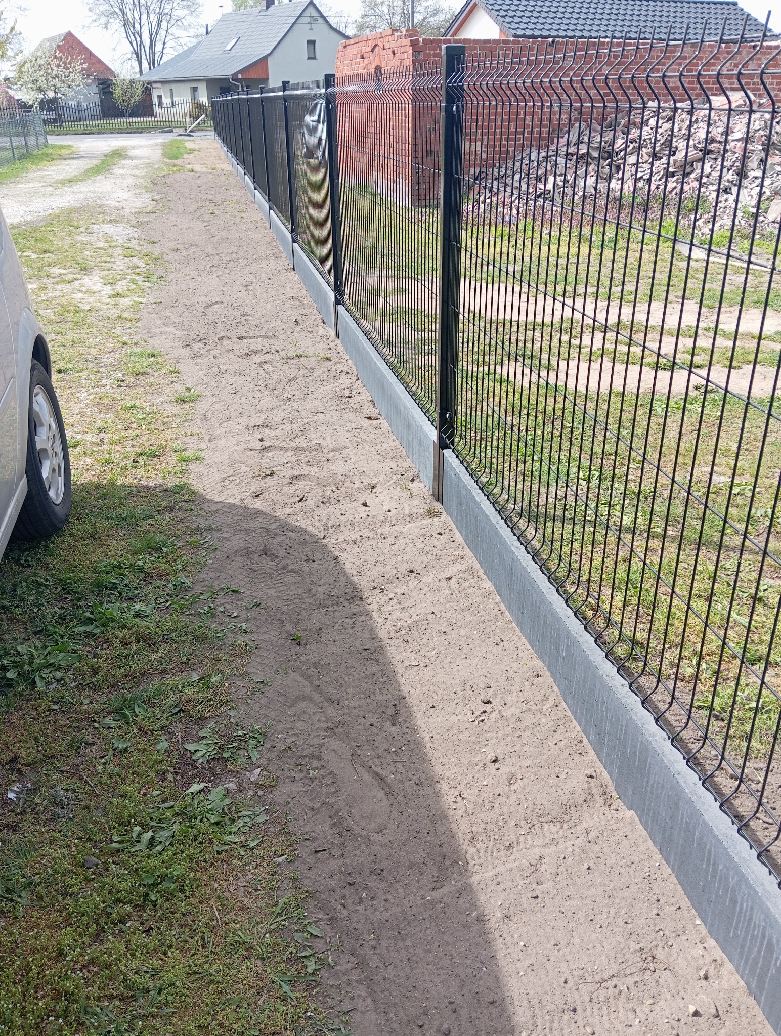 Montaż płota i niwelacja terenu