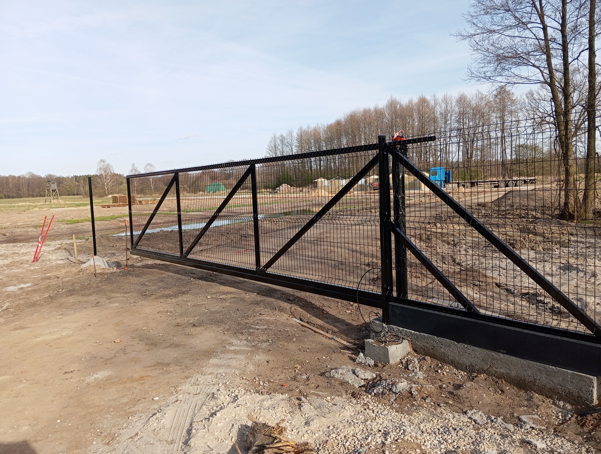 Zdjęcie w trakcie realizacji montaż bramy 7 m