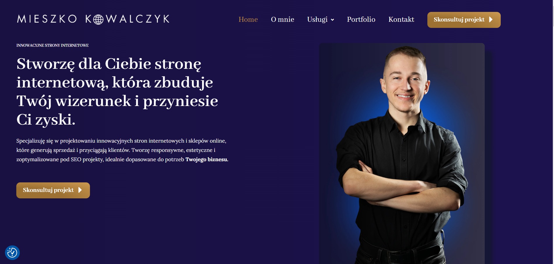 Mężczyzna uśmiechnięty, z rękami skrzyżowanymi na tle strony internetowej z tekstem o tworzeniu innowacyjnych stron i sklepów online.