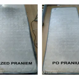 Materac dziecięcy w ujęciu 'przed i po' praniu. Po lewej stronie materac jest zabrudzony, po prawej czysty. Widoczne drewniane panele podłogowe.