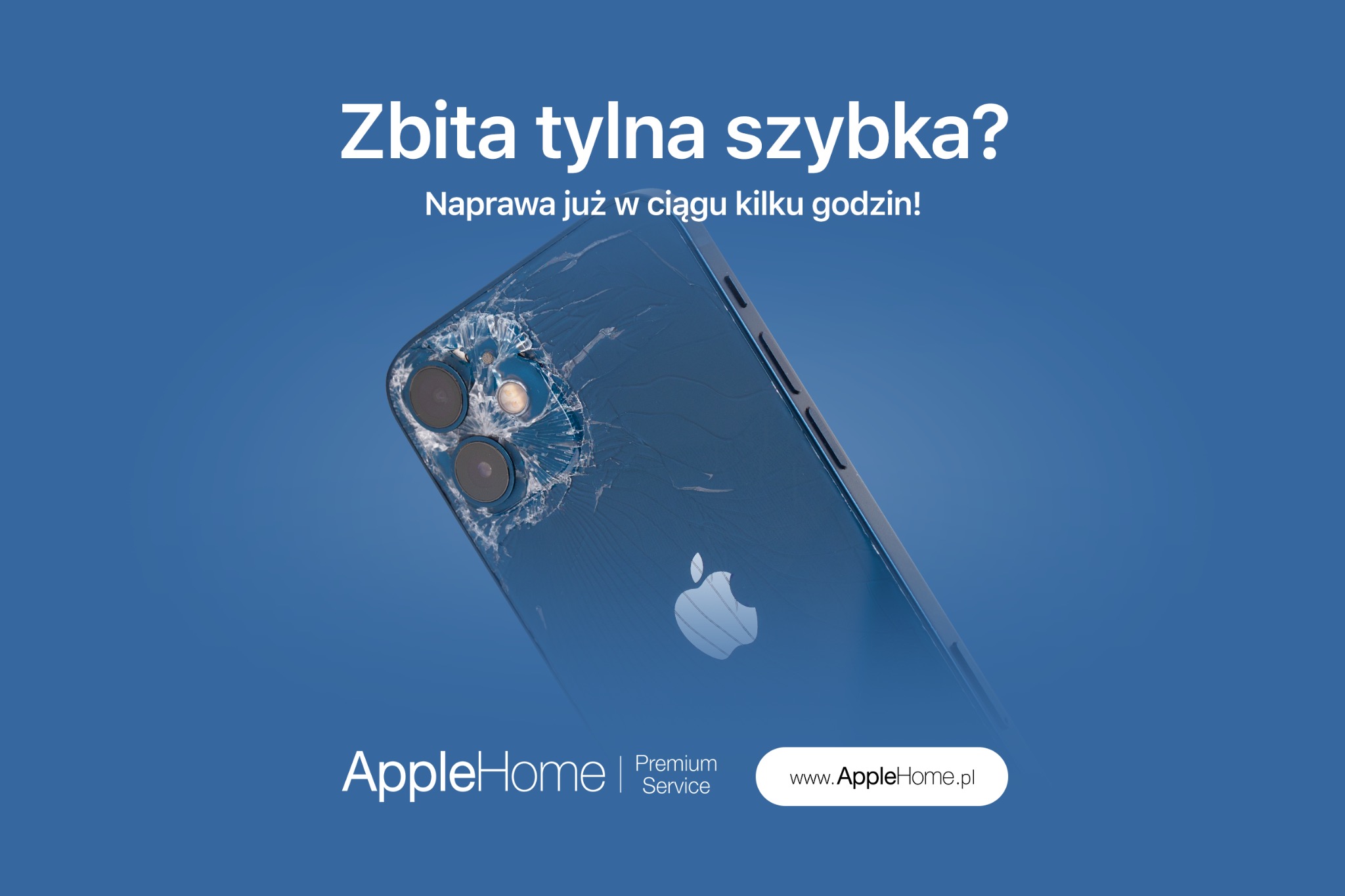 Rozbita tylna obudowa niebieskiego smartfona marki Apple z widocznymi pęknięciami szkła wokół obiektywów aparatu, na jednolitym niebieskim tle z tekstem informującym o szybkiej naprawie.