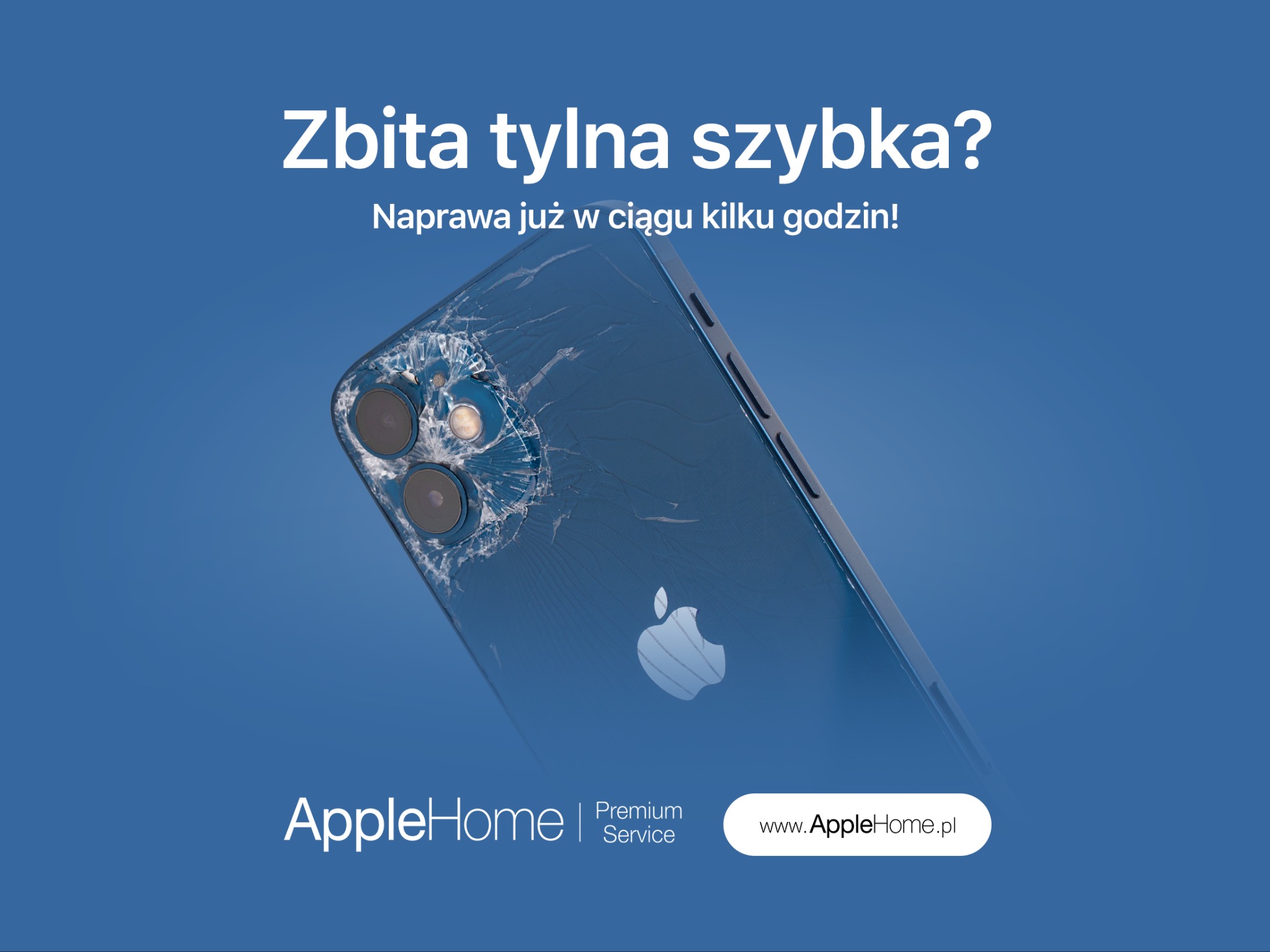 Smartfon z pękniętą tylną szybką, widoczne uszkodzenia wokół obiektywów aparatu, na niebieskim tle z logo serwisu.