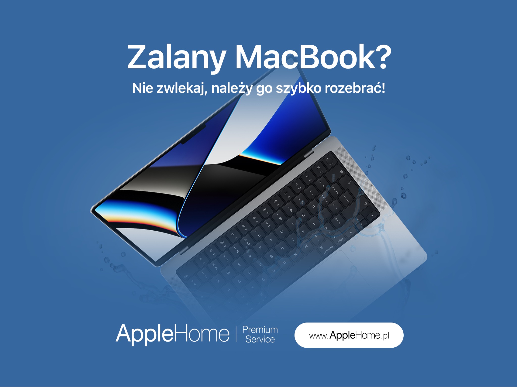 Grafika reklamowa z hasłem 'Zalany MacBook? Nie zwlekaj, należy go szybko rozebrać!' oraz wizualizacją otwartego laptopa Apple z efektem kropli wody na tle niebieskiego gradientu, logo AppleHome...