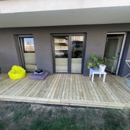 Mały tarasik Sosna ciśnieniowo impregnowana , w mieszkaniu parterowym . Naturalne drewno pięknie ociepli każdą strefę relaksu .👍🏻😉