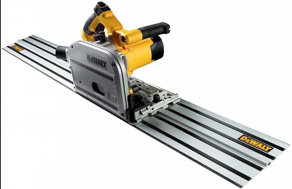 Profesjonalna pilarka zagłębiarka DeWalt z szyną prowadzącą, widok z góry, ostre światło, narzędzie do precyzyjnego cięcia.