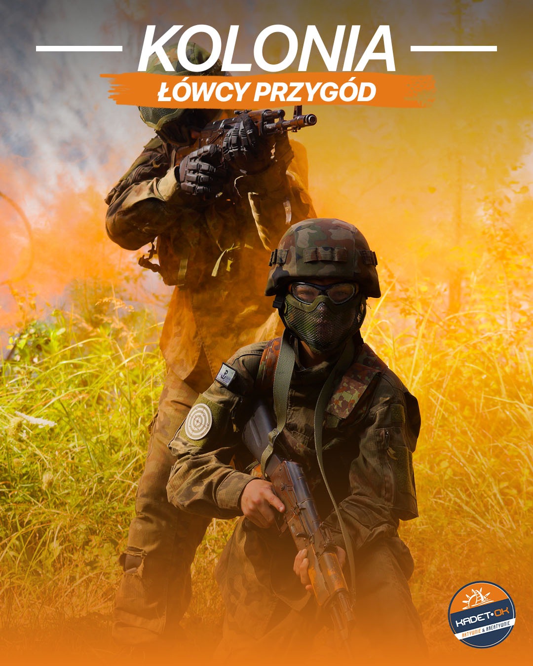 Plakat reklamowy kolonii 'Łowcy Przygód' z dwoma żołnierzami w kamuflażu, trzymającymi karabiny na tle dymu i trawy. Logo Kadet-Ok w prawym dolnym rogu.