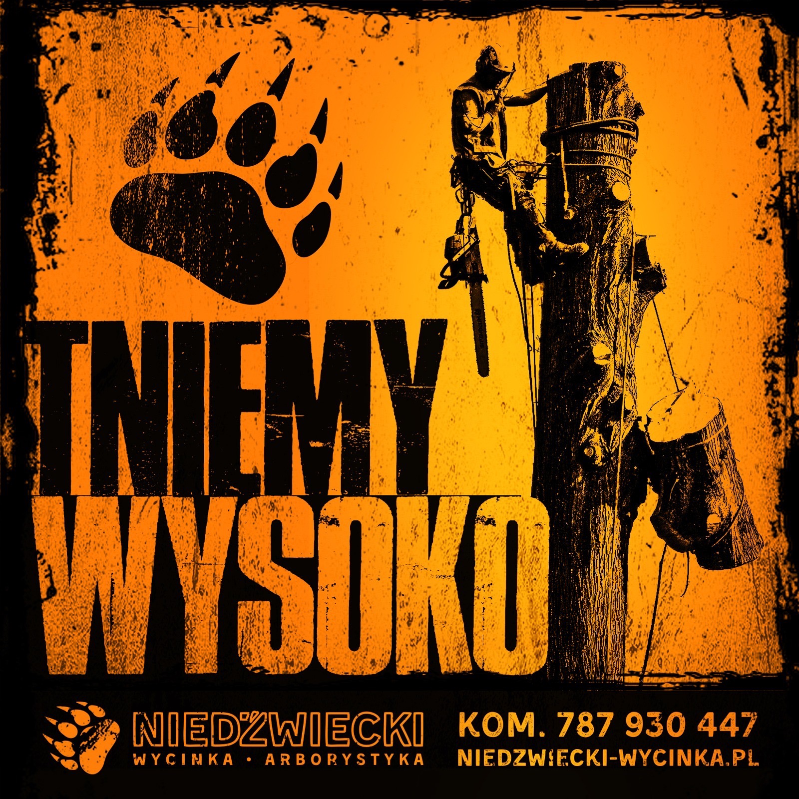 Grafika reklamowa firmy arboristycznej: sylwetka pracownika z piłą na drzewie, logo z odciskiem łapy niedźwiedzia i hasło 'Tniemy wysoko'.
