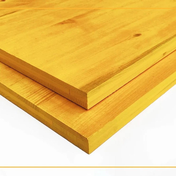 Dwie deski pomalowane na intensywny żółty kolor, ułożone jedna na drugiej, widoczne słoje drewna i krawędzie.