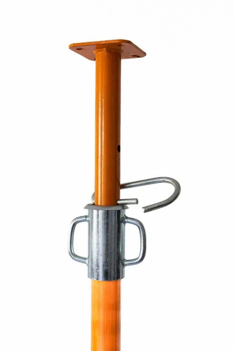 Pomarańczowa, regulowana podpórka budowlana z mechanizmem zaciskowym i zabezpieczeniem na białym tle.