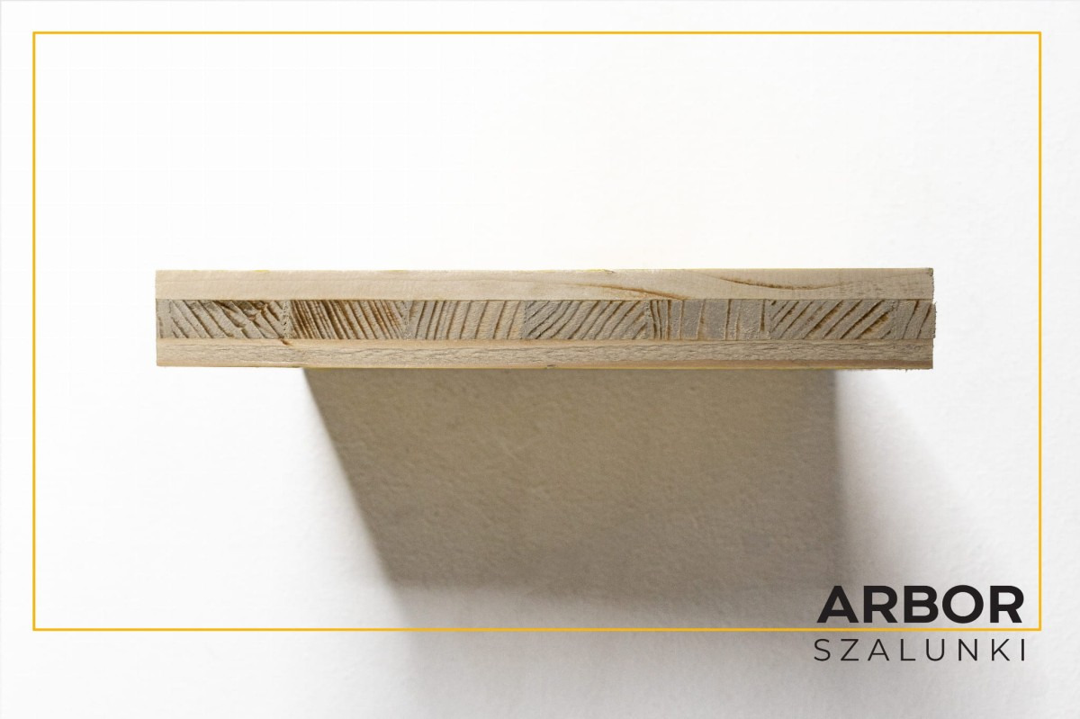 Przekrój deski szalunkowej z widocznym usłojeniem drewna i logo producenta na białym tle.