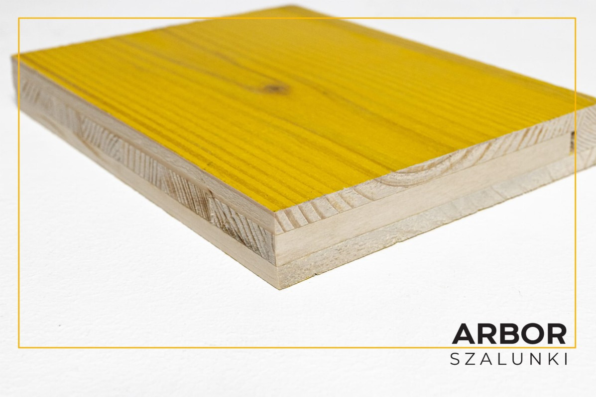 Żółta, lakierowana płyta szalunkowa z widocznym przekrojem warstw drewna, prezentowana na białym tle.