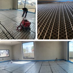 WK INSTALACJE SPÓŁKA Z OGRANICZONĄ ODPOWIEDZIALNOŚCIĄ - Instalacja ogrzewania podłogowego w nowym domu: widok na rozłożone rury grzewcze na macie izolacyjnej, pracownik przy maszynie do mocowania rur, duże okno z widokiem na budynki w tle.