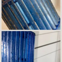 Dwa ujęcia tego samego niebieskiego wentylatora osiowego, widoczne osady kurzu i brudu na łopatkach, dolna część wentylatora po czyszczeniu, widoczne krople wody.