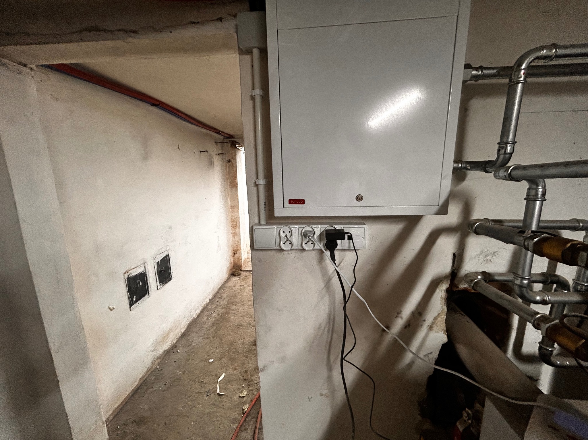 Instalacja natynkowa piwnicy