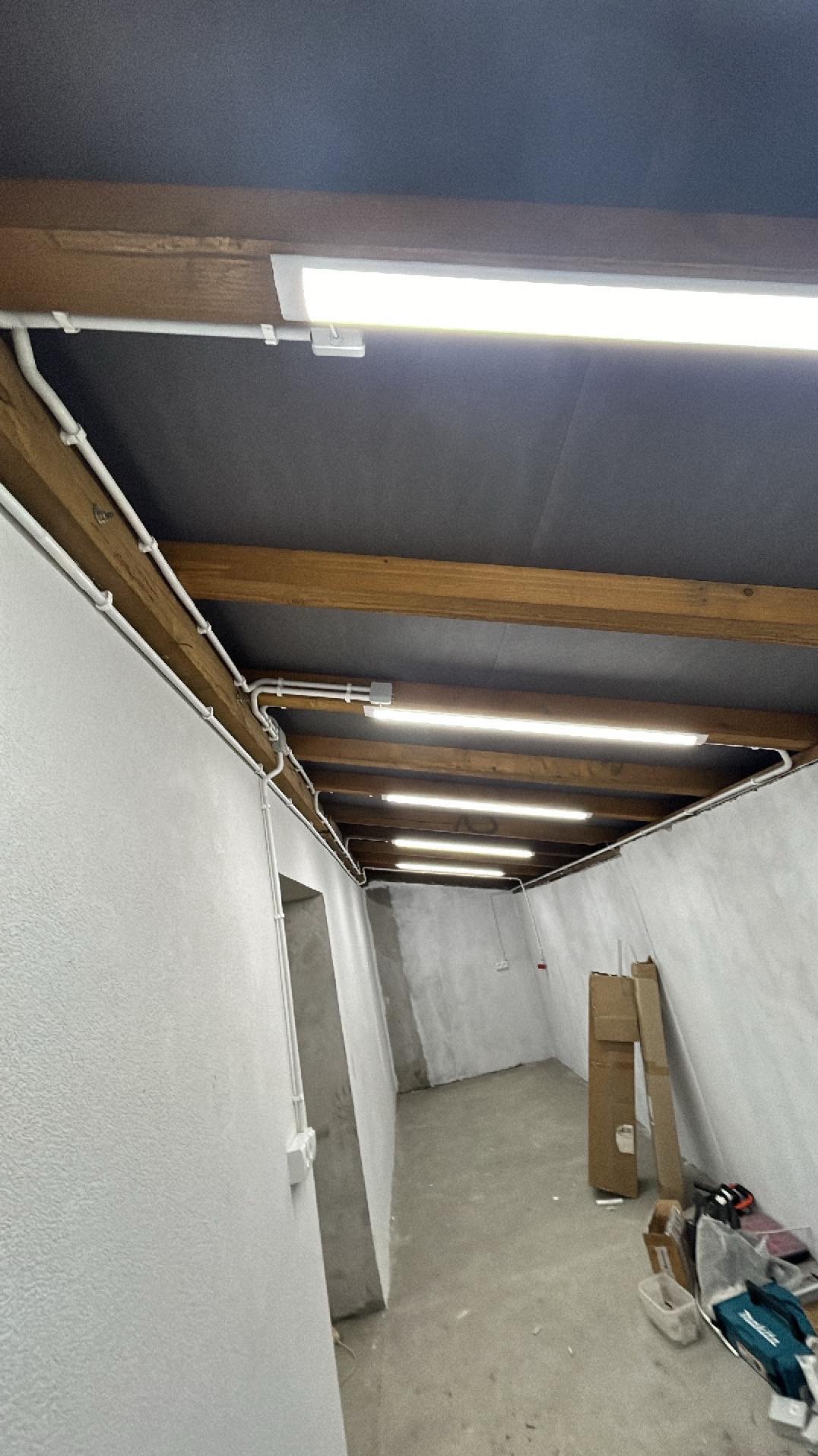 Instalacja natynkowa w garażu