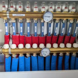 Montaż rozdzielacza do ogrzewania podłogowego.