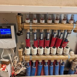 Hydraulik Tomasz Bereza - Montaż rozdzielacza do ogrzewania podłogowego wraz z siłownikami i listwą sterującą z TECHsterowniki