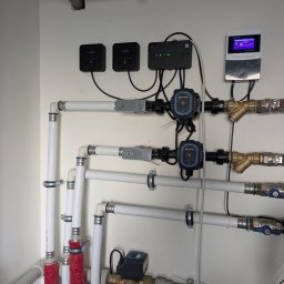 Hydraulik Tomasz Bereza - Montaż kotłowni z buforem 1000 litrów oraz ogrzewaniem podłogowym na dwóch piętrach w domku jednorodzinnym.