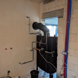 Hydraulik Tomasz Bereza - Montaż kominka z płaszczem wodnym.