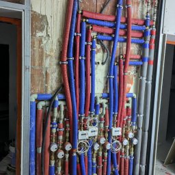 Hydraulik Tomasz Bereza - Montaż wodomierzy i ciepłomierzy w kamienicy.