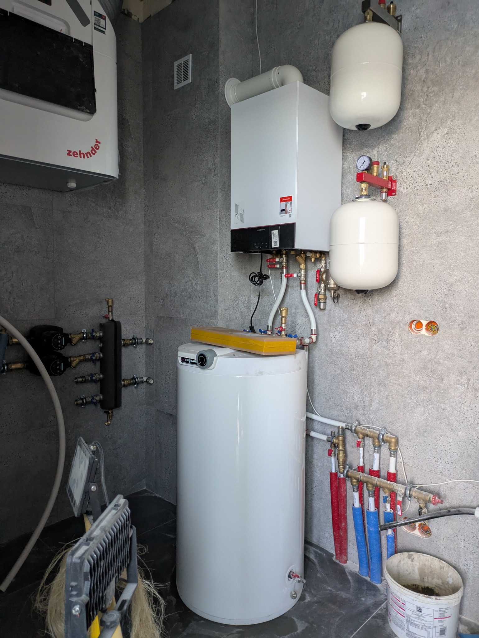 Montaż kotła Viessmann Vitodens 100W oraz rekuperatora Zehnder Comfoair Q350 w Rogoźniku