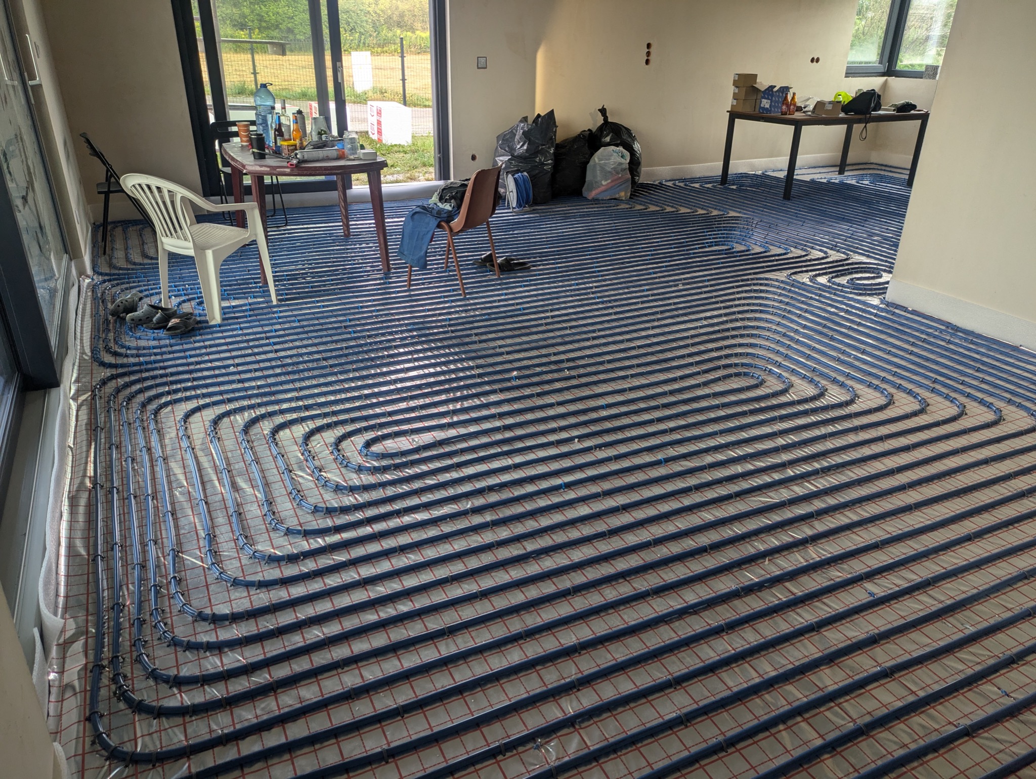 Układanie ogrzewania podłogowego przy wykorzystaniu rur KAN-therm Blue floor w domku jednorodzinnym