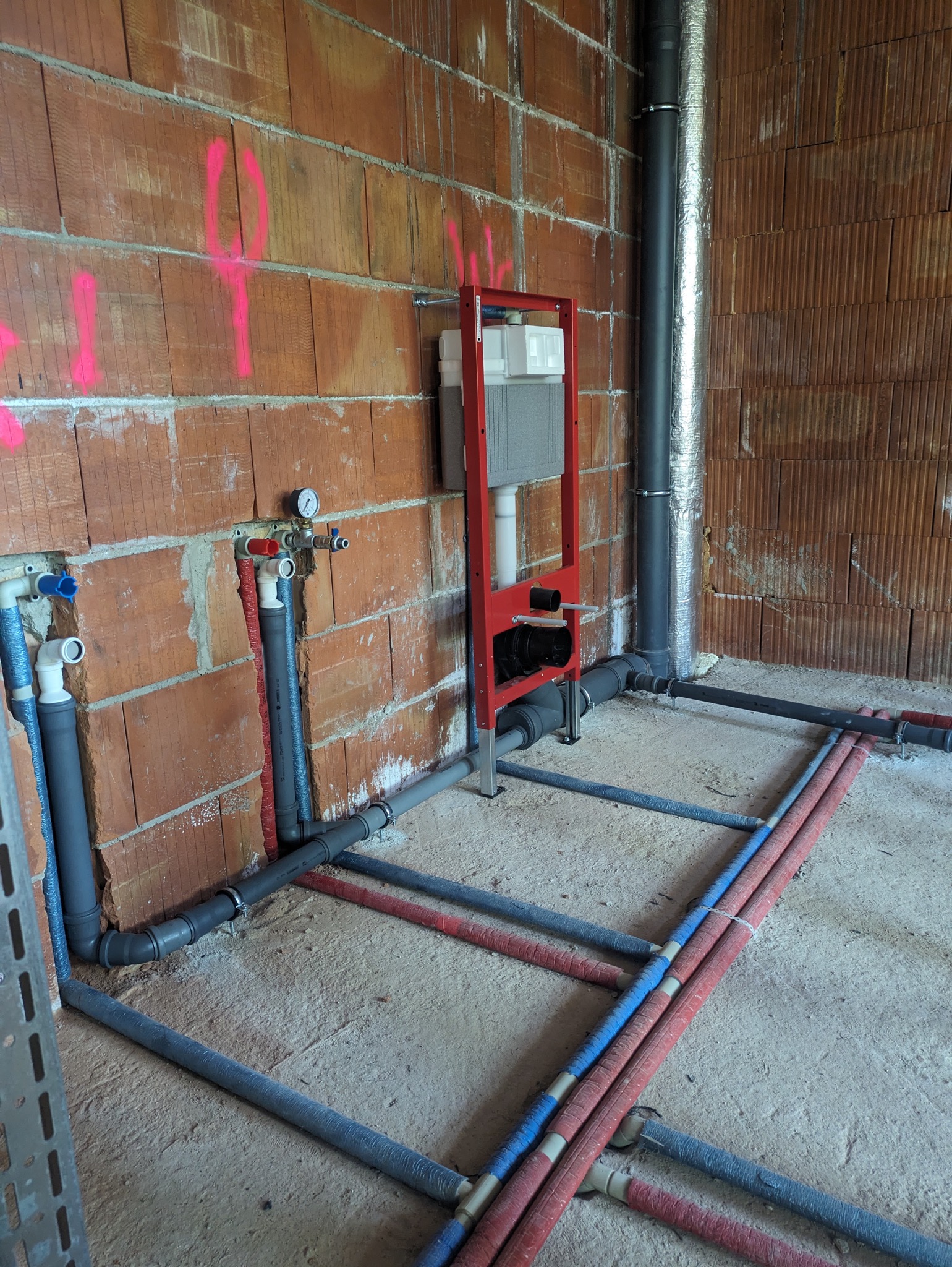 Instalacja wody i kanalizacji w kamienicy w Czeladzi.